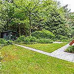 terras zijkant met schuurtje