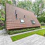 zijaanzicht met zicht op achtertuin